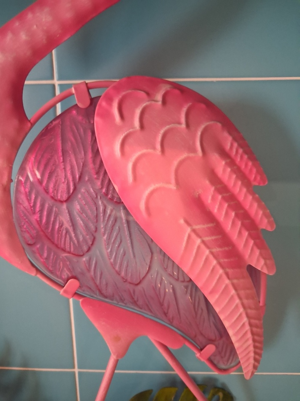 NWOT--PAINTED METAL AND FAUX STAINED GLASS TROPICAL PINK FLAMINGO WALL DECOR! - Picture 2 of 4